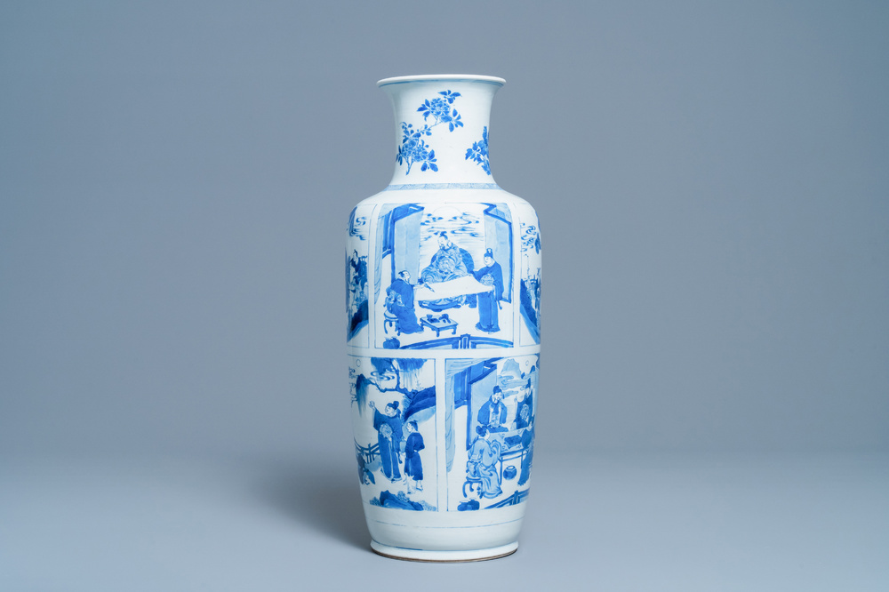 Un vase de forme rouleau en porcelaine de Chine en bleu et blanc, Kangxi