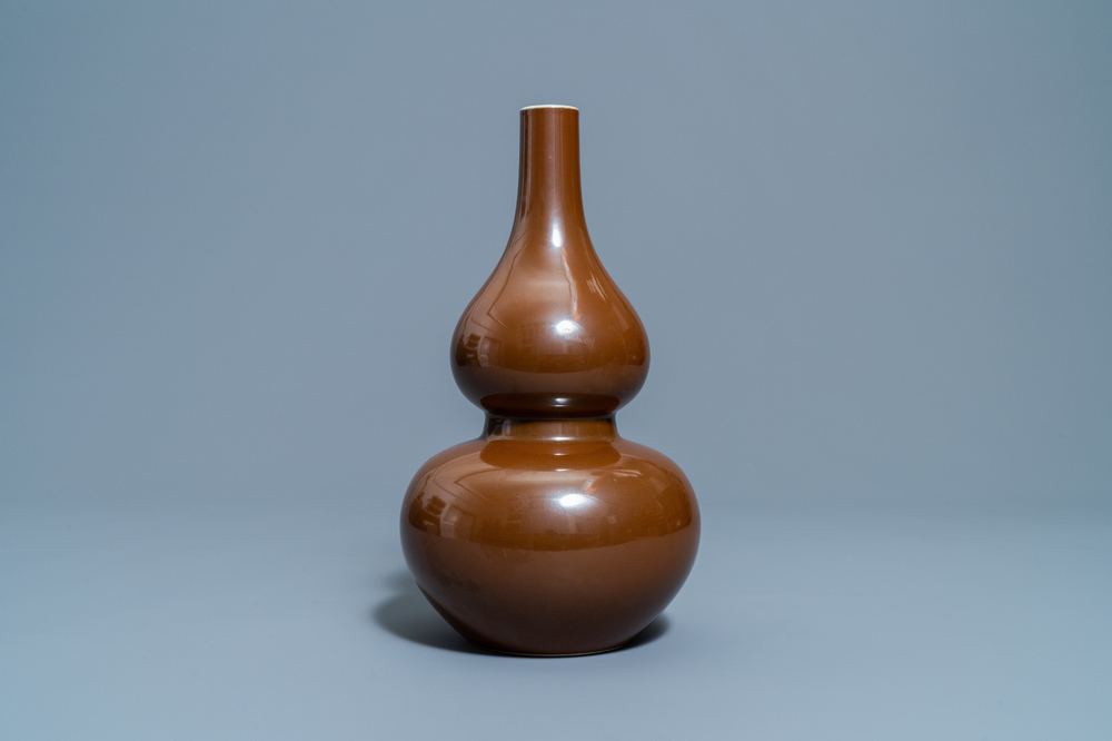 Een Chinese monochrome bruine kalebasvaas, Qianlong merk, 18/19e eeuw