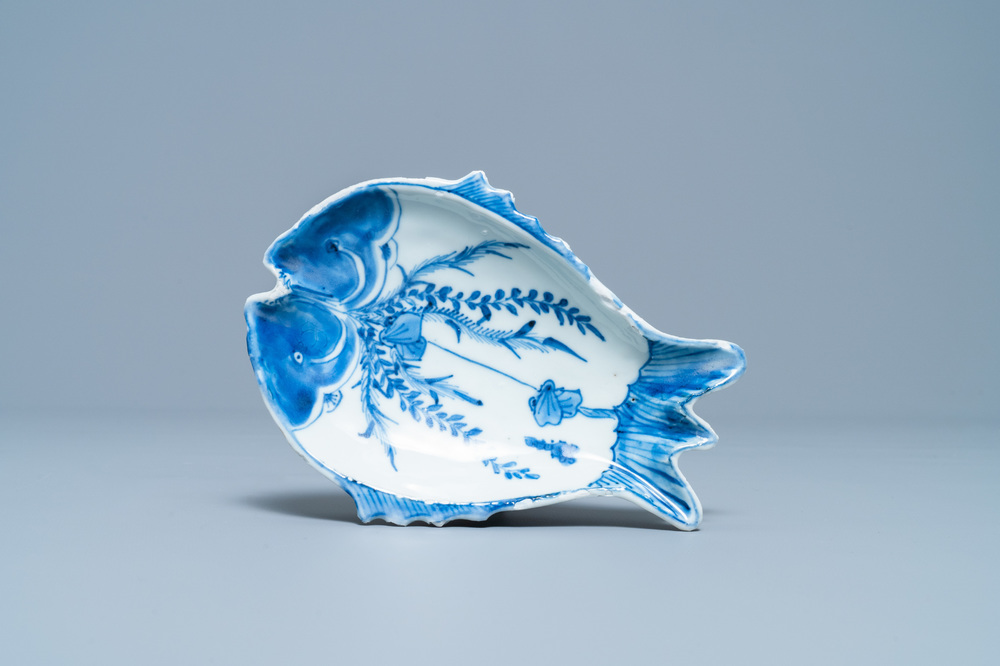 Une coupe en forme de deux poissons en porcelaine de Chine en bleu et blanc de type ko-sometsuke pour le march&eacute; japonais, Tianqi