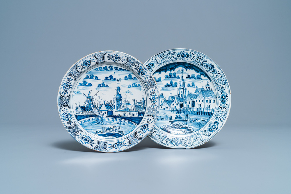 Deux assiettes en fa&iuml;ence de Frislande &agrave; d&eacute;cor de vues topographiques, dat&eacute;es 1789 et 1790