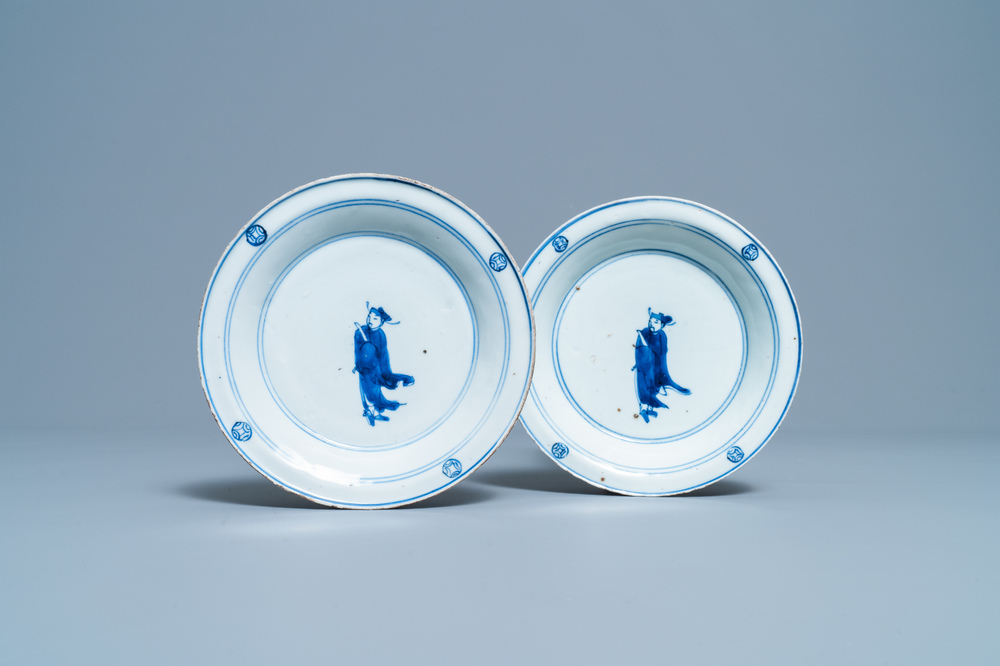 Une paire d'assiettes en porcelaine de Chine en bleu et blanc de type ko-sometsuke pour le march&eacute; japonais, Tianqi
