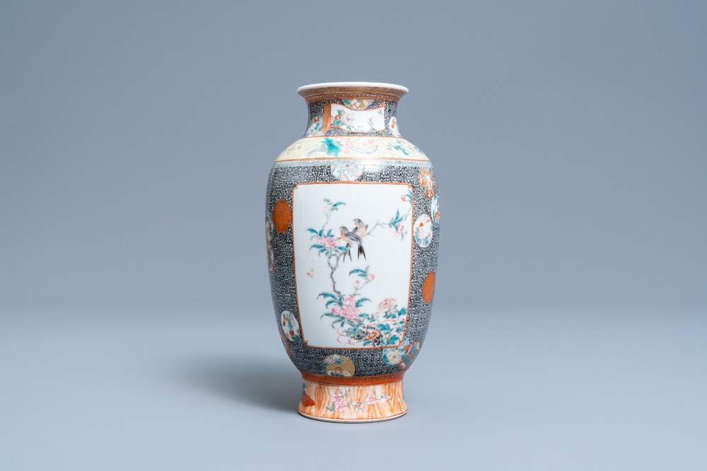 Un vase en porcelaine de Chine famille rose, marque de Qianlong, R&eacute;publique