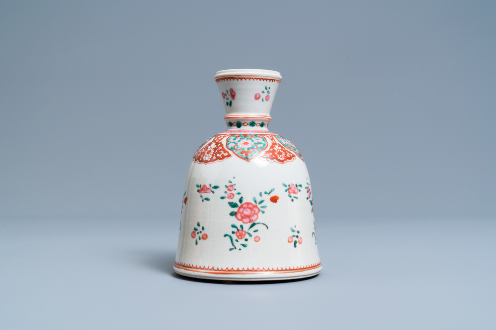 Une base de narguil&eacute; en porcelaine de Chine famille rose pour le march&eacute; islamique, Qianlong
