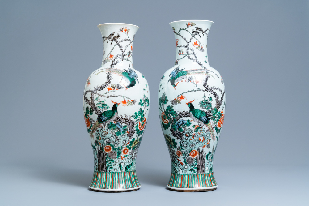 Une paire de vases en porcelaine de Chine famille verte, 19&egrave;me
