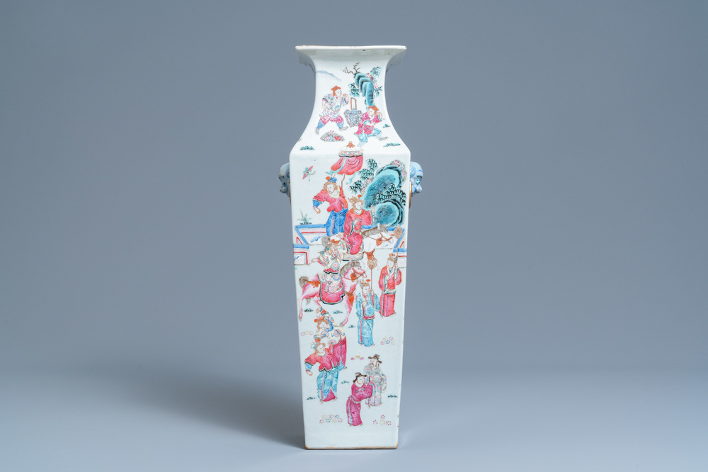 Een vierkante Chinese famille rose vaas, 19e eeuw
