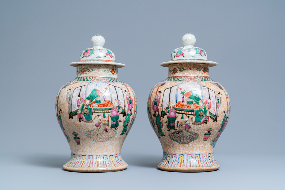 Une paire de vases en porcelaine de Chine famille rose dite 'de Nankin' &agrave; d&eacute;cor d'une sc&egrave;ne de court, 19&egrave;me