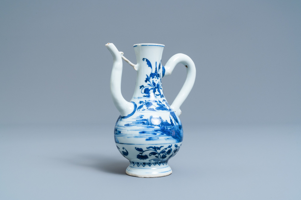 Une verseuse en porcelaine de Chine en bleu et blanc, &eacute;poque Transition
