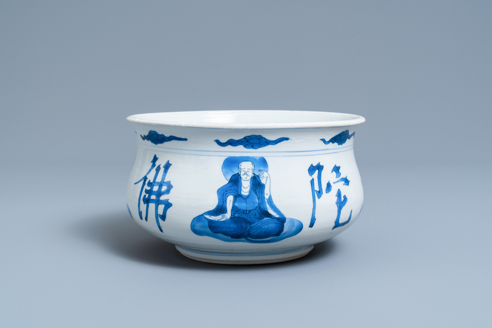 Een Chinese blauw-witte wierookbrander met vier luohans, Kangxi