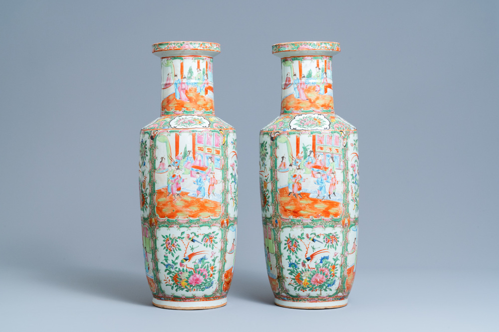 Een paar Chinese Canton famille rose rouleau vazen, 19e eeuw