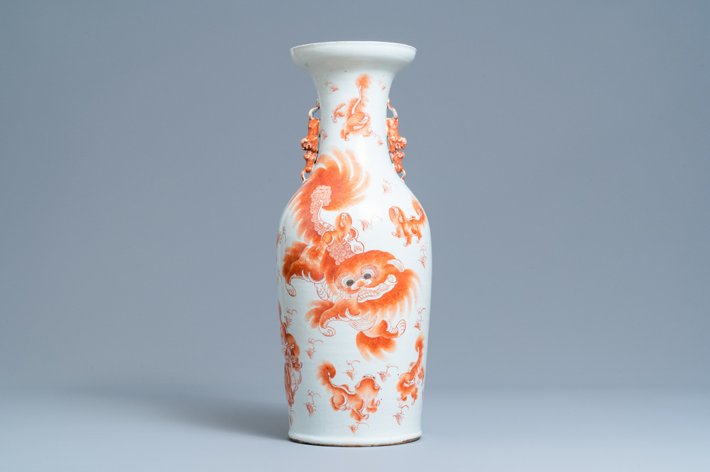 Een Chinese ijzerrode vaas met boeddhistische leeuwen, 19e eeuw