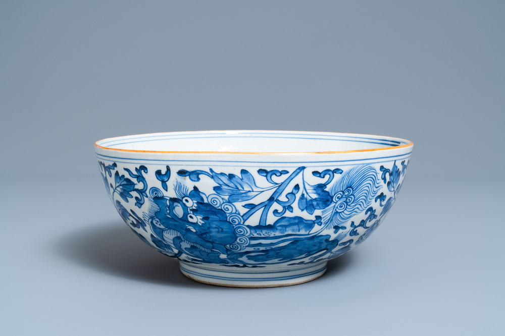 Un grand bol en porcelaine de Chine en bleu et blanc, &eacute;poque Transition