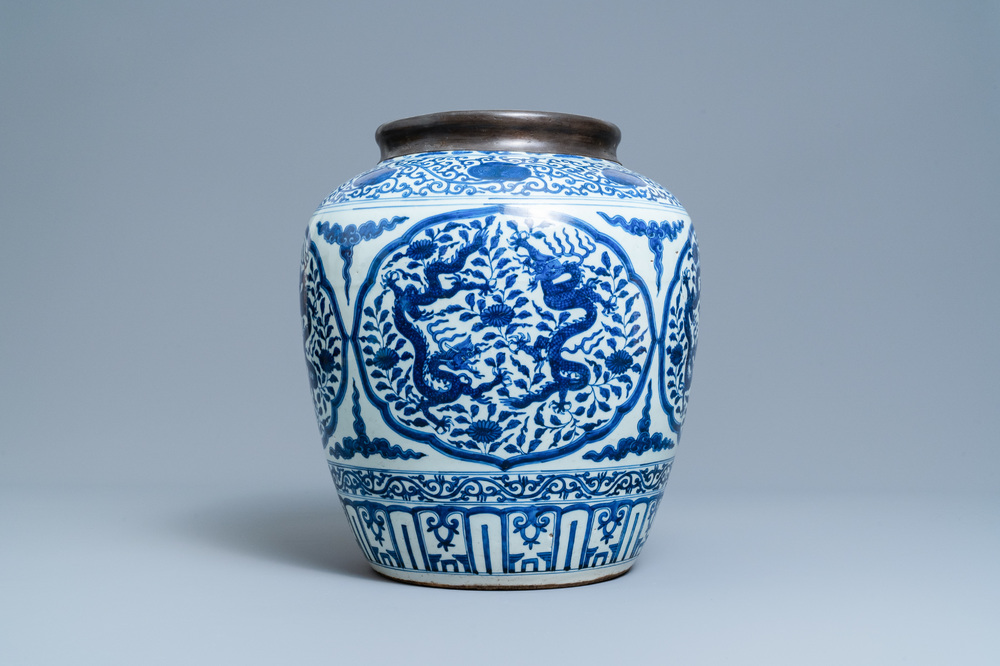 Un pot en porcelaine de Chine en bleu et blanc &agrave; d&eacute;cor de dragons, Jiajing