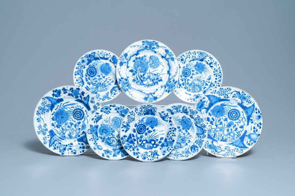 Huit assiettes en porcelaine de Chine en bleu et blanc, Kangxi