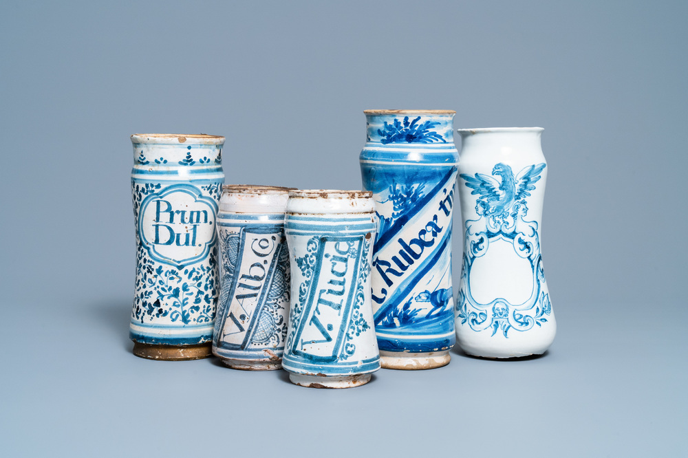 Een collectie van vijf blauw-witte Spaanse albarelli, 17e eeuw