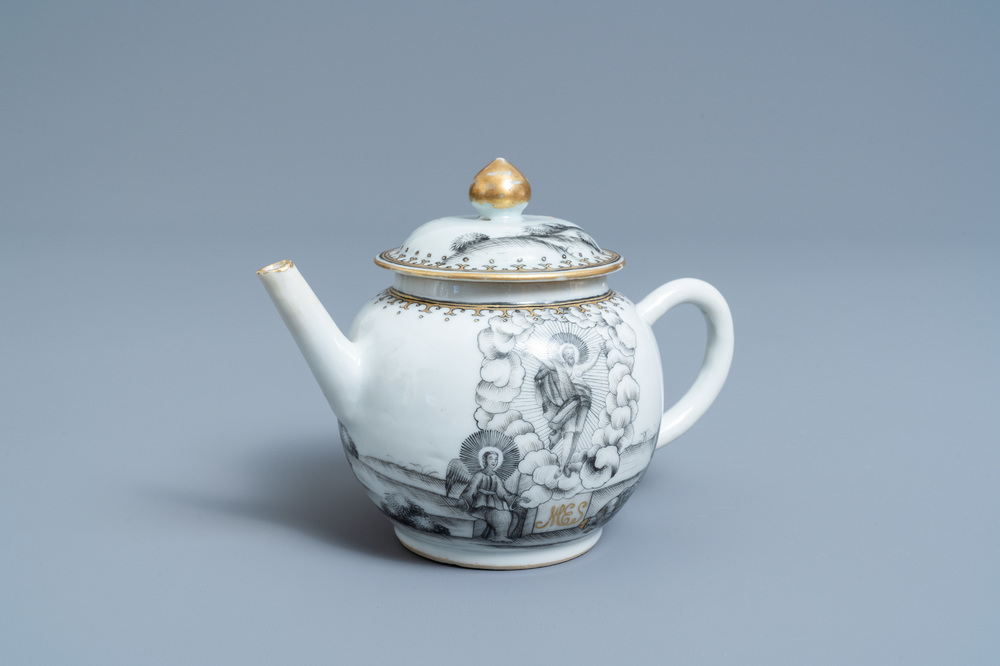 Une th&eacute;i&egrave;re couverte en porcelaine de Chine grisaille et dor&eacute; &agrave; d&eacute;cor de 'La Resurrection', Qianlong