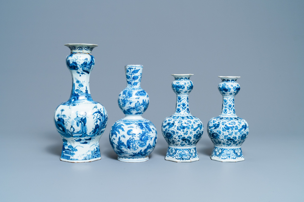 Vier blauw-witte Delftse vazen, 17/18e eeuw