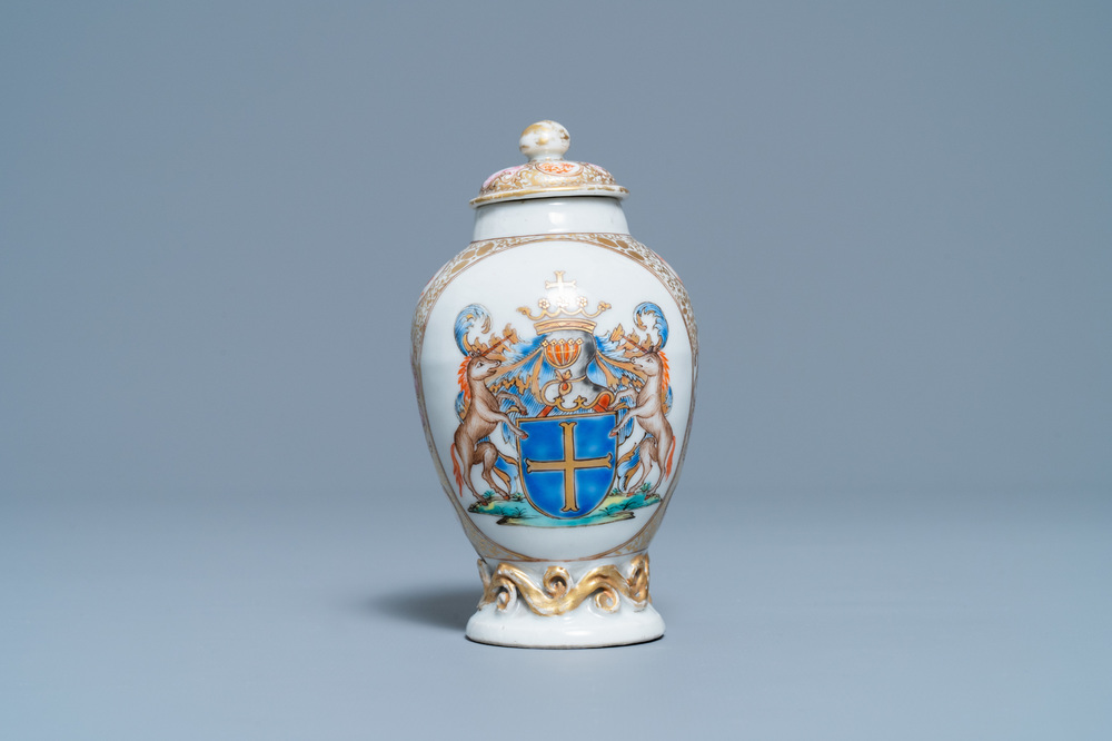 Une bo&icirc;te &agrave; th&eacute; en porcelaine de Chine famille rose aux armes de Van den Cruyce pour le march&eacute; belge, Qianlong