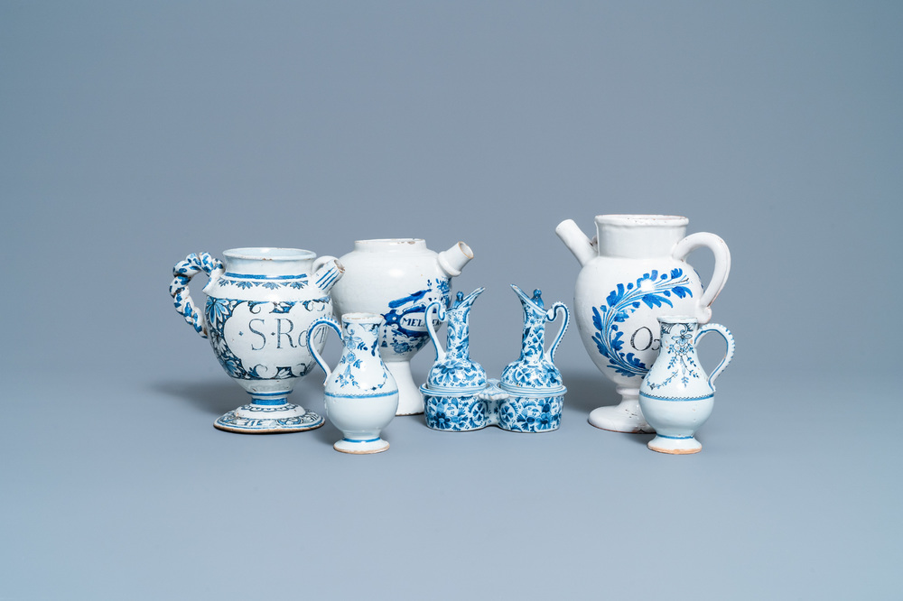 Trois chevrettes et quatre verseuses en fa&iuml;ence de Delft, Nevers et Rouen en bleu et blanc, 17/18&egrave;me