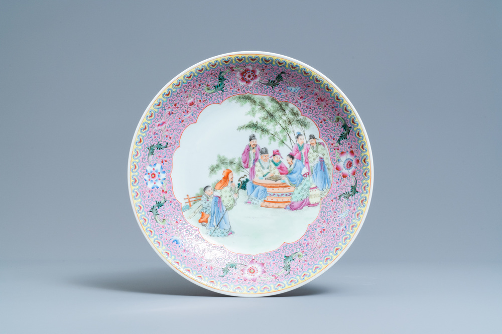 Een Chinese famille rose schotel, Qianlong merk, Republiek