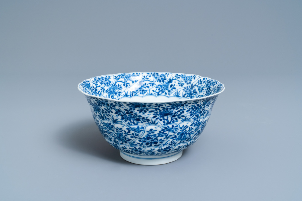 Een Chinese blauw-witte gemouleerde kom met floraal decor, Kangxi