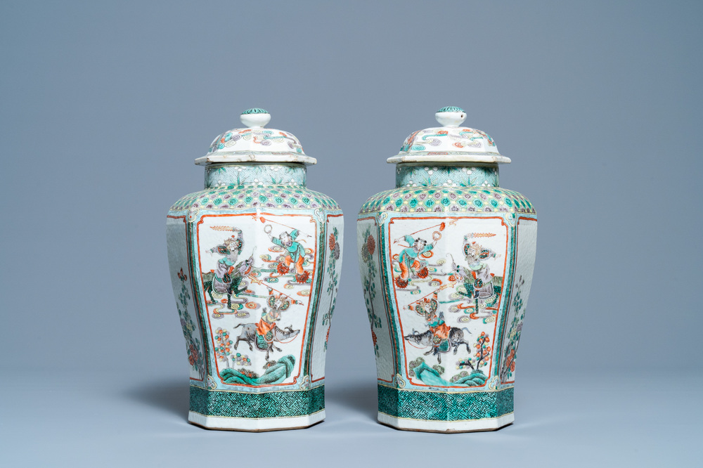 A pair of Chinese octagonal famille verte vases and covers, 19th C.