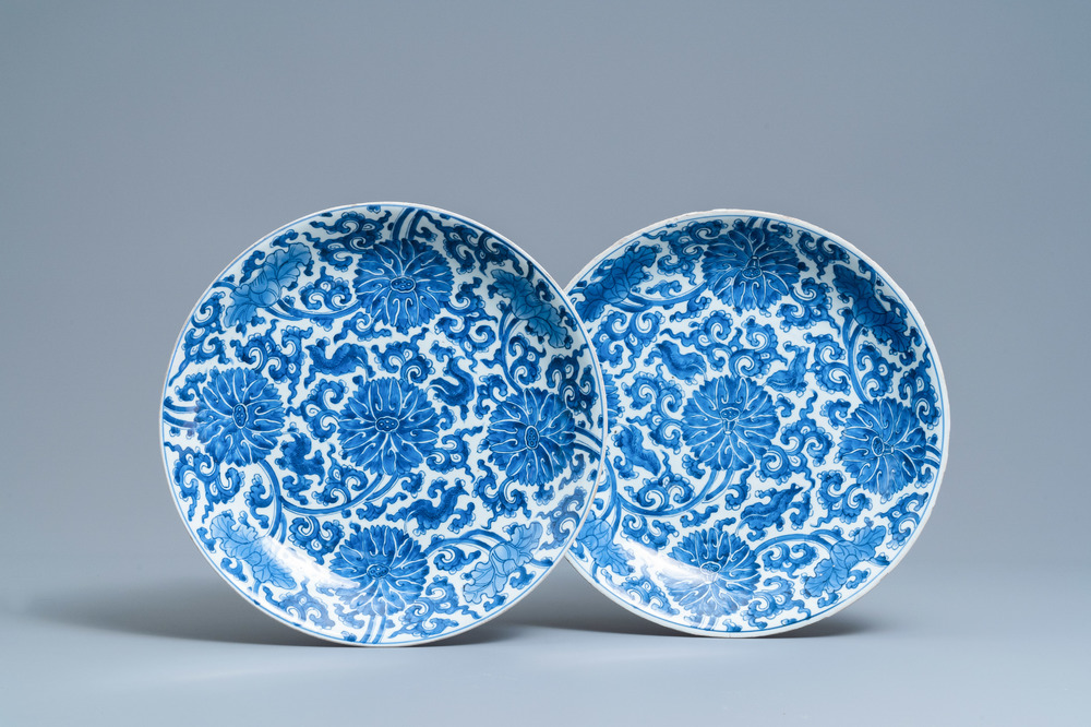 Une paire de plats en porcelaine de Chine en bleu et blanc, Kangxi
