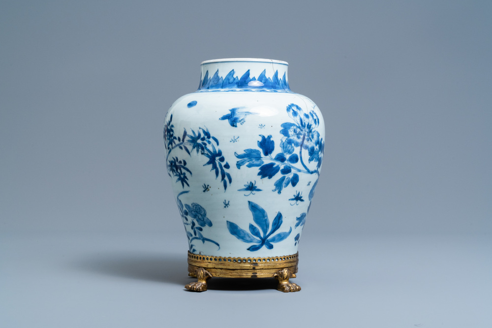 Een Chinese blauw-witte vaas op vergulde bronzen voet, Kangxi