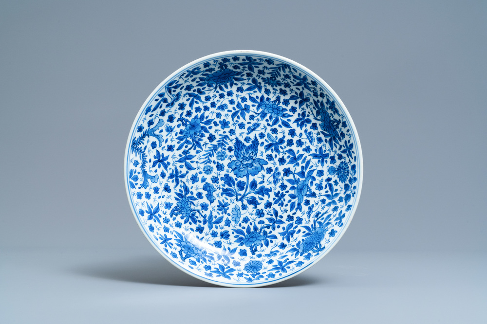 Un plat en porcelaine de Chine en bleu et blanc &agrave; d&eacute;cor floral, Kangxi
