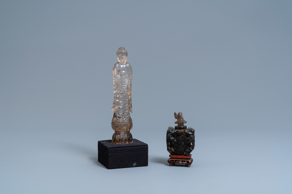 Une figure de Bouddha et un petit vase couvert en cristal de rocher sculpt&eacute;, Chine, 19/20&egrave;me