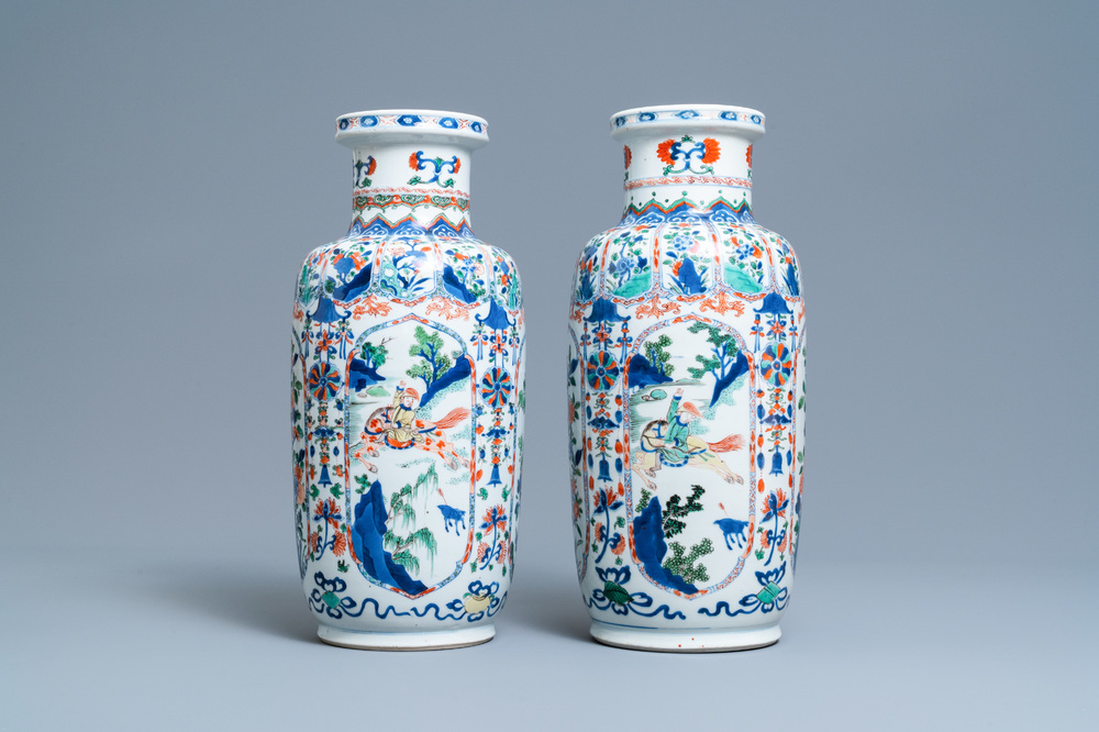 Une paire de vases de forme rouleau en porcelaine de Chine famille verte, Kangxi