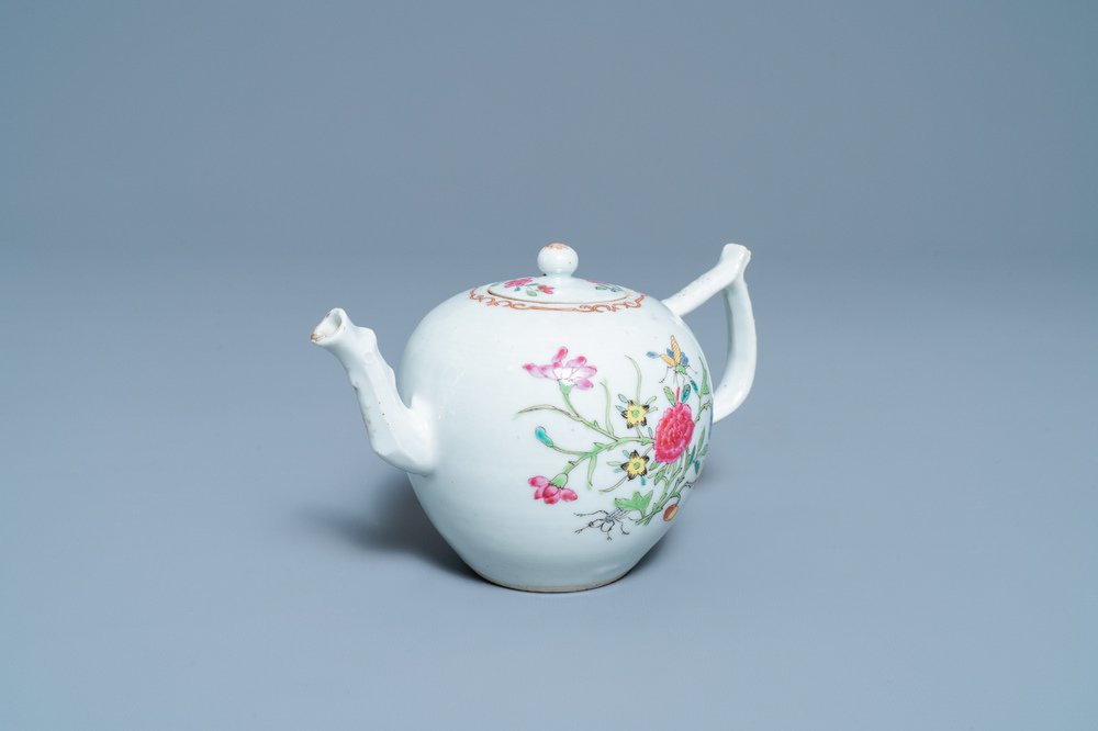 Une th&eacute;i&egrave;re couverte en porcelaine de Chine famille rose &agrave; d&eacute;cor floral, Qianlong