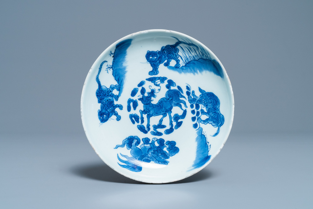 Une coupe en porcelaine de Chine en bleu et blanc &agrave; d&eacute;cor d'animaux mythiques, marque et &eacute;poque de Shunzhi