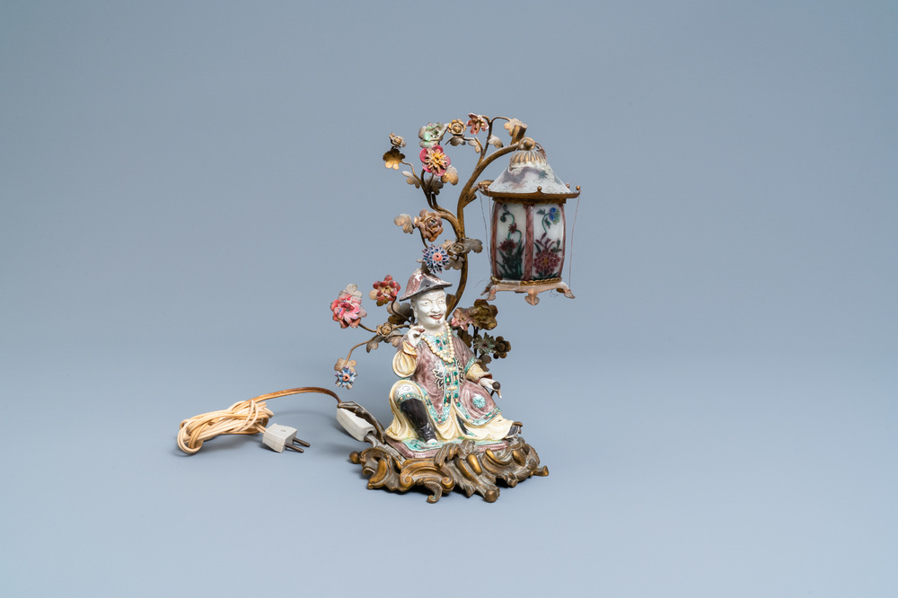 Een Chinese famille verte figuur met verguld brons, Samson porselein en glas tot lamp gemonteerd, 19e eeuw