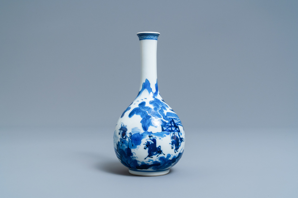 Un vase de forme bouteille en porcelaine de Chine en bleu et blanc, Kangxi