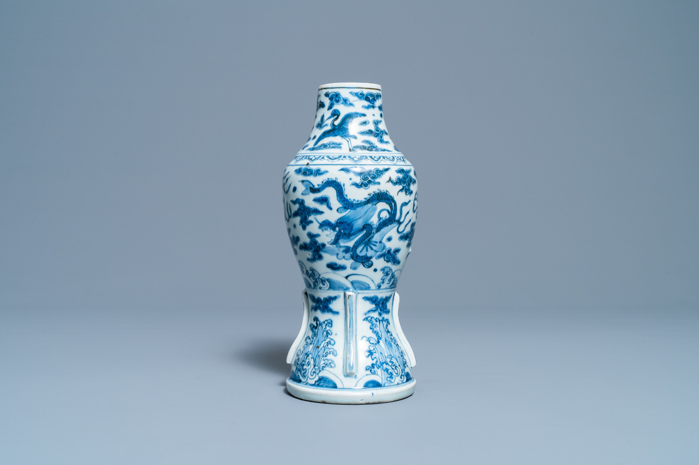 Een zeldzame Chinese blauw-witte 'zeedraken' vaas, Wanli