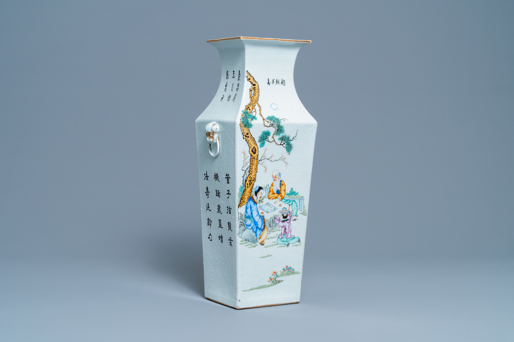 Een vierkante Chinese famille rose vaas, 19e eeuw