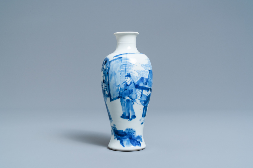 Un vase de forme 'meiping' en porcelaine de Chine en bleu et blanc &agrave; d&eacute;cor figuratif, Kangxi