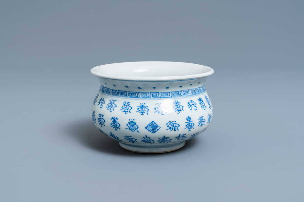 Een Chinese blauw-witte wierookbrander met inscripties, Kangxi