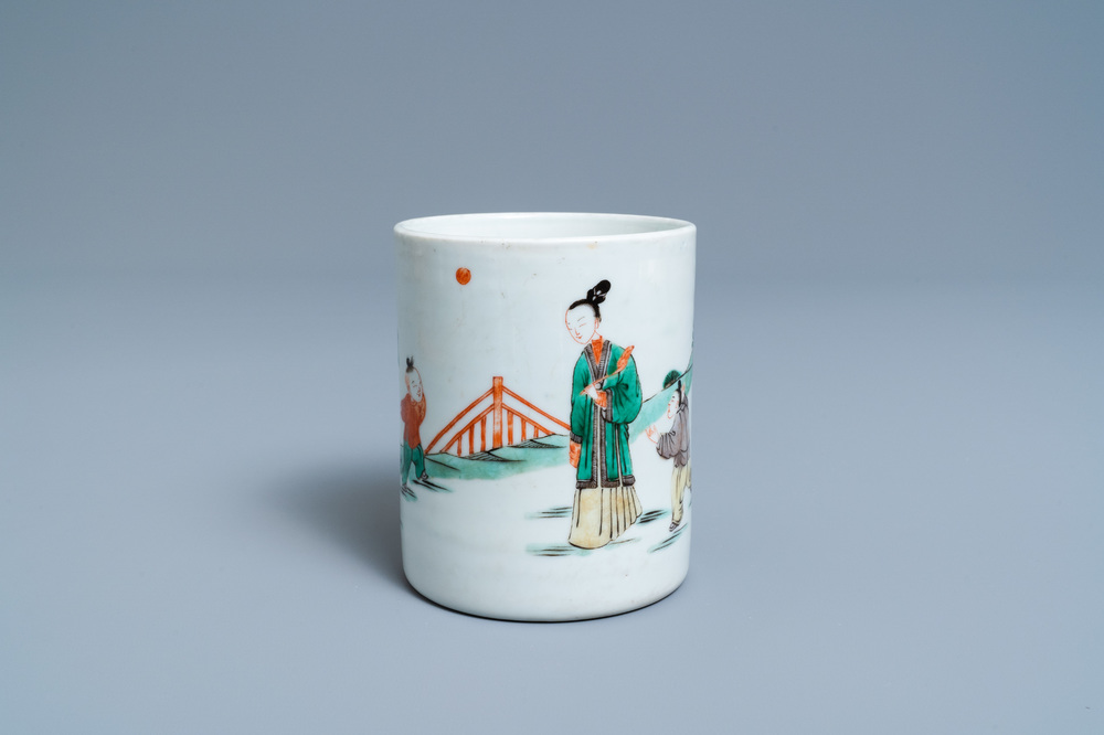 Un pot &agrave; pinceaux en porcelaine de Chine famille verte, Kangxi