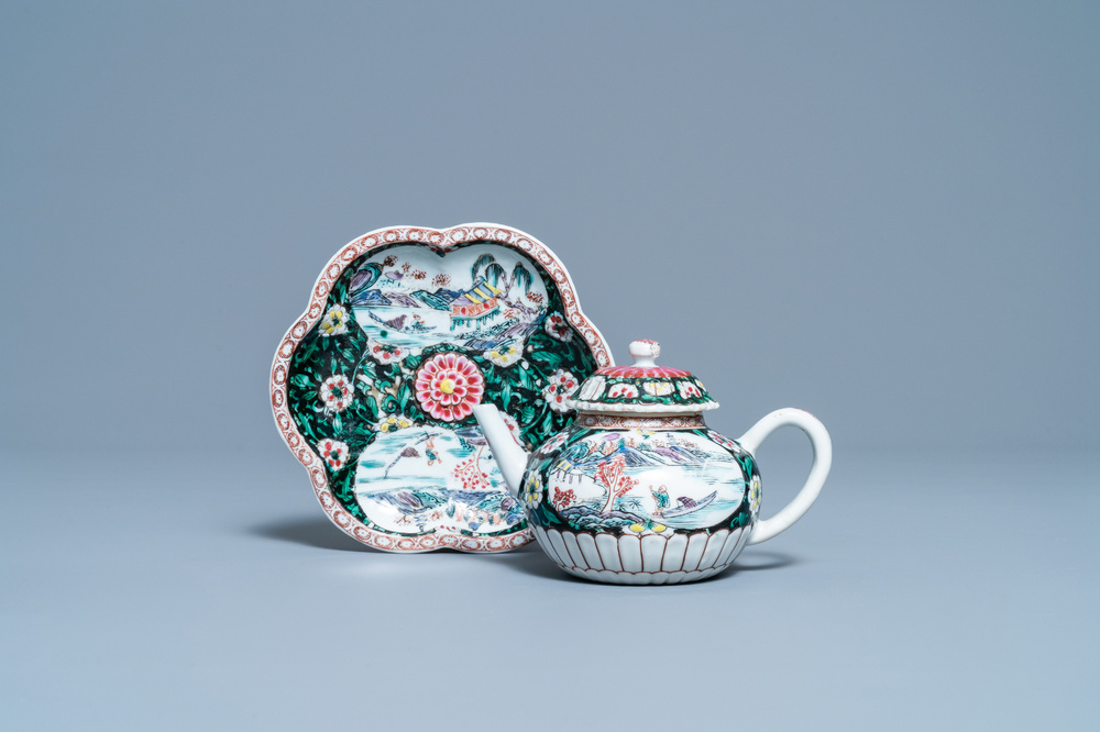 Une th&eacute;i&egrave;re sur support en porcelaine de Chine famille rose &agrave; d&eacute;cor de p&ecirc;cheurs, Yongzheng
