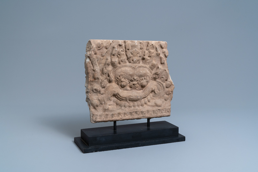 Une t&ecirc;te de Mahakala en pierre sculpt&eacute;e de style Khmer, Cambodge, 15&egrave;me ou apr&egrave;s