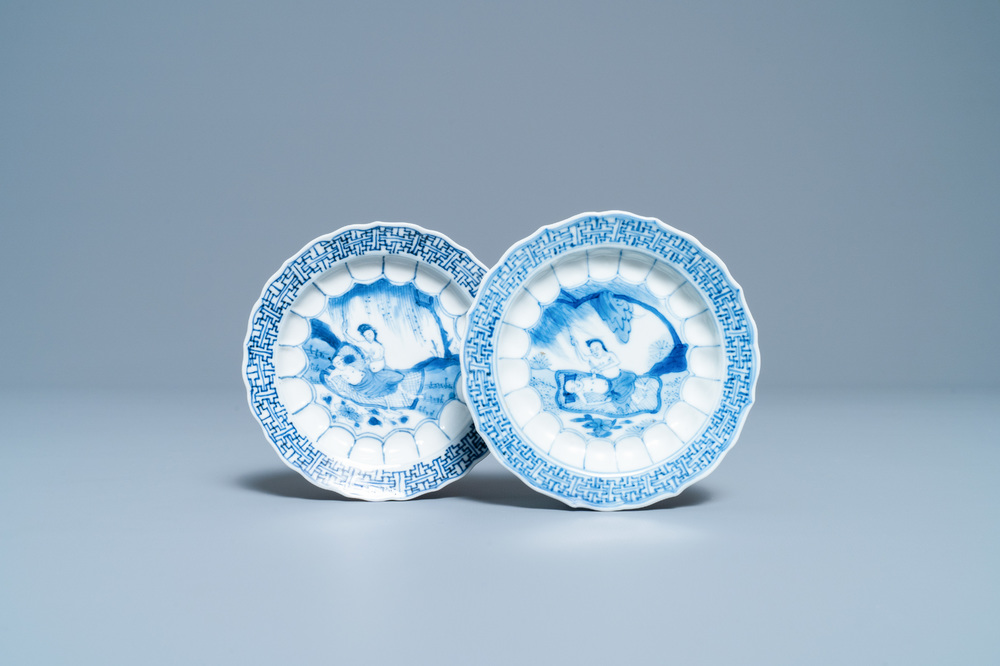 Une paire de soucoupes en porcelaine de Chine en bleu et blanc &agrave; d&eacute;cor d'acupuncture, Kangxi