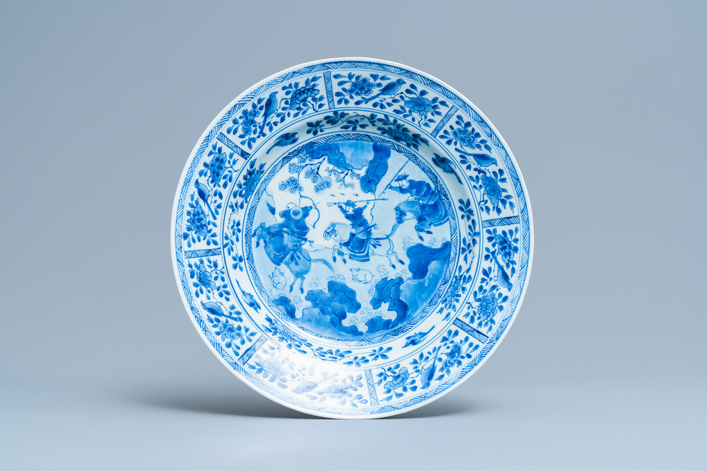 Un plat en porcelaine de Chine en bleu et blanc &agrave; d&eacute;cor de la chasse, Kangxi