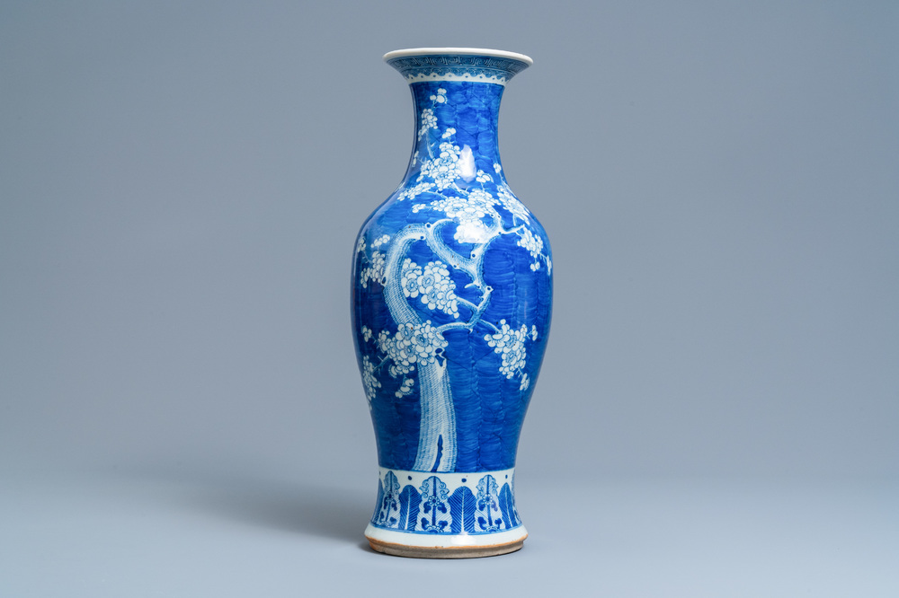 Un vase en porcelaine de Chine en bleu et blanc &agrave; d&eacute;cor de prunus, 19&egrave;me