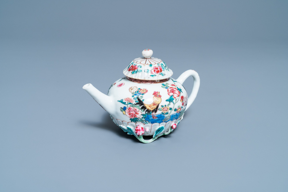 Une th&eacute;i&egrave;re couverte en porcelaine de Chine famille rose &agrave; d&eacute;cor de coqs, Yongzheng