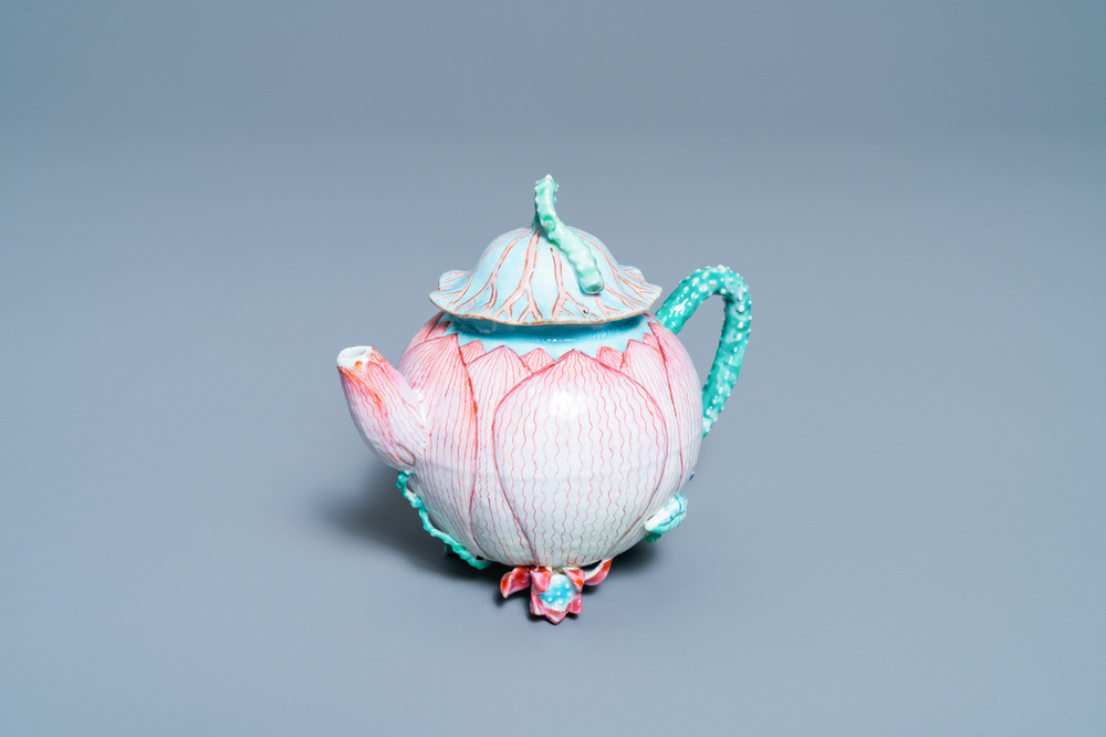 Une th&eacute;i&egrave;re couverte en porcelaine de Chine famille rose en forme de lotus, Yongzheng