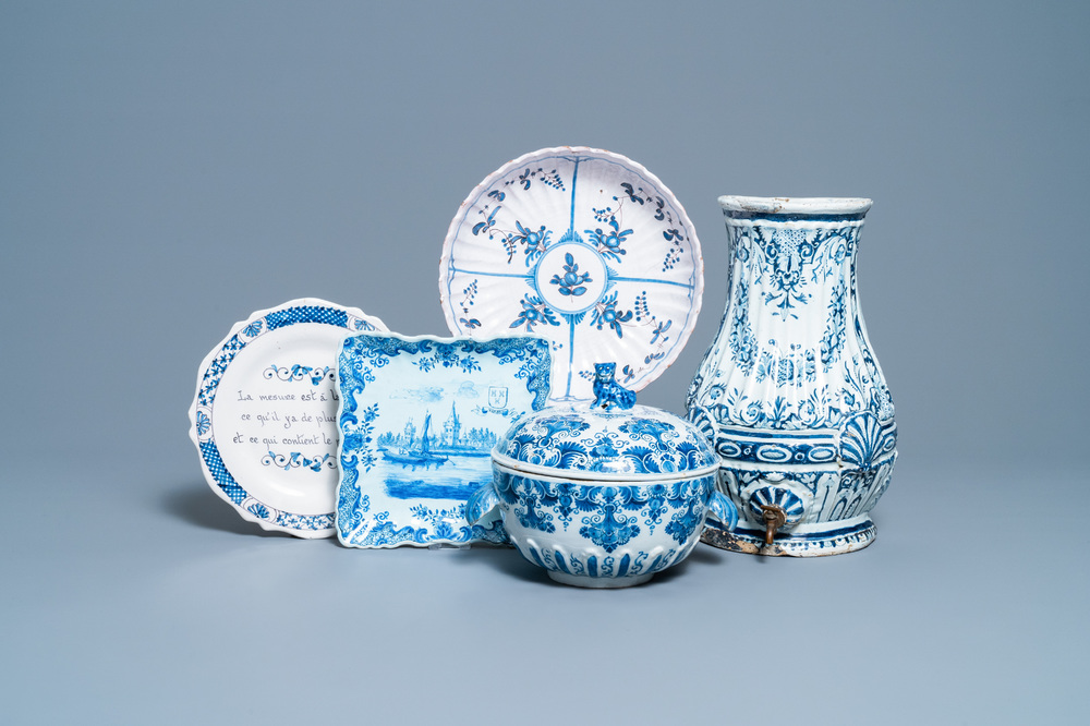 Vijf stukken blauw-wit Delfts en Frans aardewerk, 18/19e eeuw