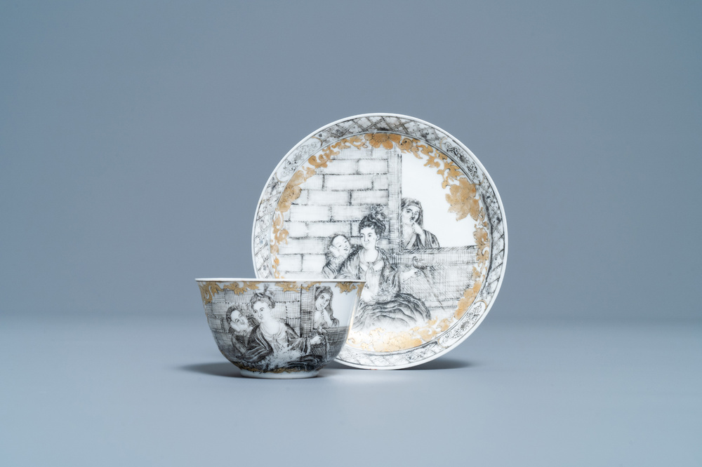 Une tasse et soucoupe en porcelaine de Chine grisaille et dor&eacute;, Qianlong