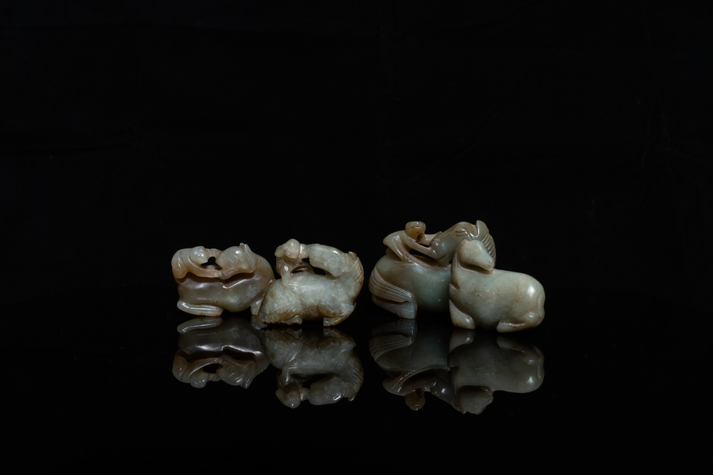 Quatre pi&egrave;ces en jade c&eacute;ladon et rouille sculpt&eacute; figurant des chevaux et des singes, Chine, 19&egrave;me