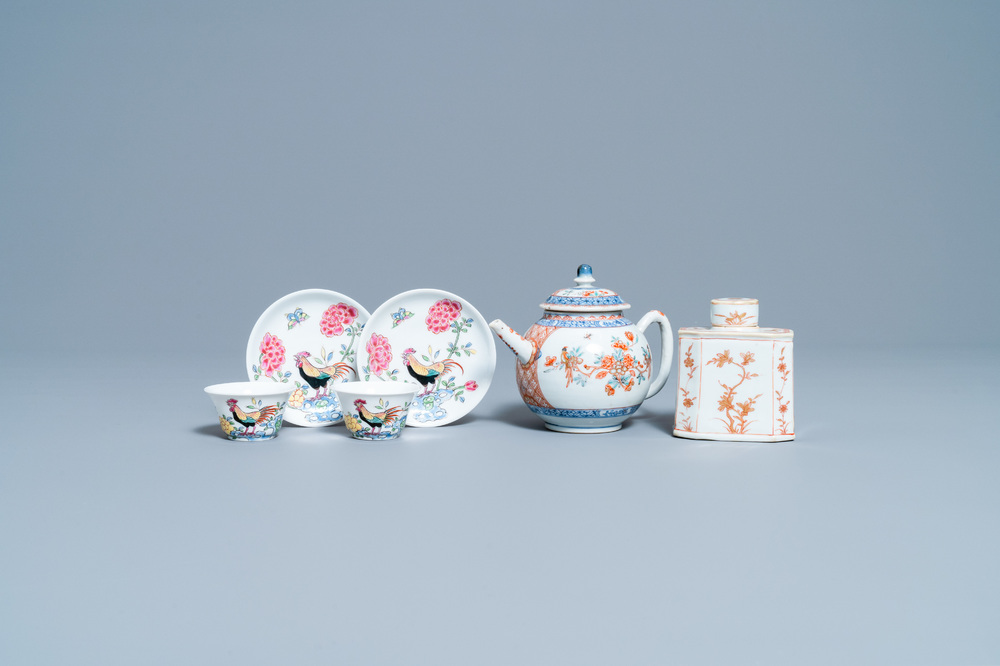 Une paire de tasses et soucoupes, une th&eacute;i&egrave;re d&eacute;cor&eacute;e aux Pays-Bas et une bo&icirc;te &agrave; th&eacute; en porcelaine de Chine, Kangxi/Qianlong